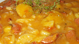 Gulášek z cukety, patizonu, rajčat, brambor a uzeniny