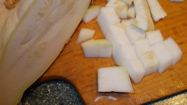 Gulášek z cukety, patizonu, rajčat, brambor a uzeniny