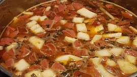 Gulášek z cukety, patizonu, rajčat, brambor a uzeniny