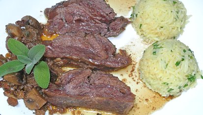 Hovězí líčka na černém pivu, šalvěji a hříbkách