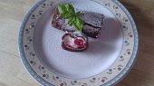 Kakaova omeletka s mascarpono-smetanovym kremem a malinami