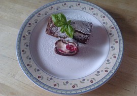 Kakaova omeletka s mascarpono-smetanovym kremem a malinami