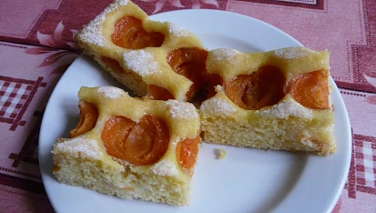 Kefírová bublanina s meruňkami