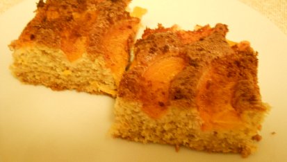 Křehká letní bublanina s meruňkami a vaječným likérem, Také meruňková sypaná perníkem