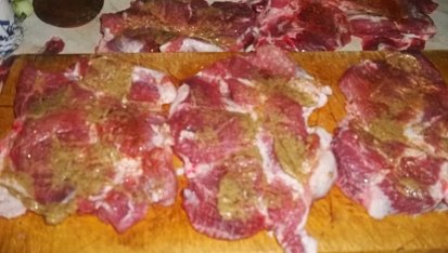 Krkovičkové plněné válečky, naklepeme, osolíme, okořeníme a potřeme hořčicí...