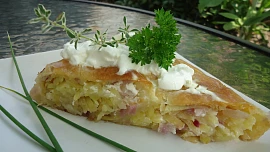 Krompiruša - závin s bramborami a cibulí