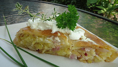 Krompiruša - závin s bramborami a cibulí