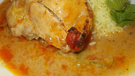 Kuře na cuketě, rajčatech a zakysané smetaně