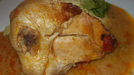 Kuře na cuketě, rajčatech a zakysané smetaně