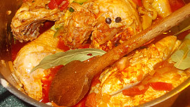 Kuře na cuketě, rajčatech a zakysané smetaně