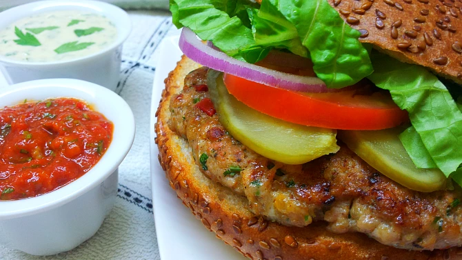 Kuřecí burger podle Aishy