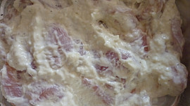 Kuřecí nugety pečené v jogurtu s jáhlovou kaší a dušenou mrkví