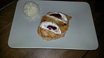 Kuřecí steak s hermelínem a brusinkami