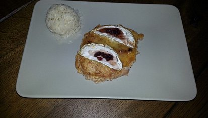 Kuřecí steak s hermelínem a brusinkami