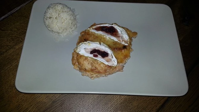 Kuřecí steak s hermelínem a brusinkami