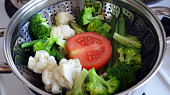 Květák s červenou řepou, fazolkami a vejcem s brokolicovo-rajčatovo-žampionovou směsí, Příprava zeleniny v páře.