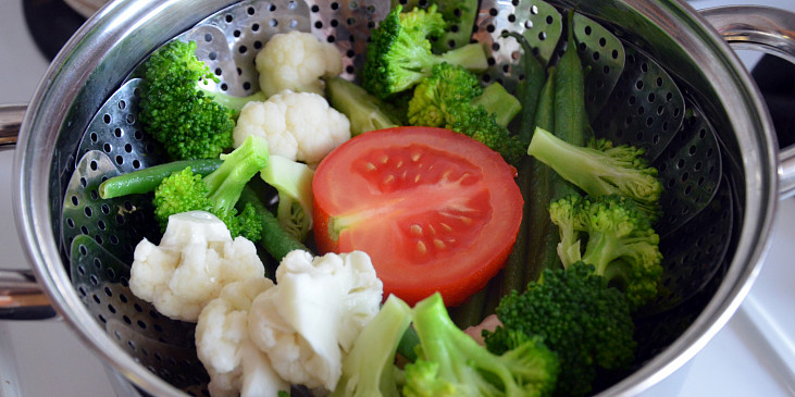 Květák s červenou řepou, fazolkami a vejcem s brokolicovo-rajčatovo-žampionovou směsí (Příprava zeleniny v páře.)