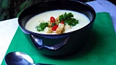 Květákový krém s restovanou cuketkou a česnekovými krutonky