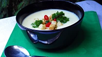 Květákový krém s restovanou cuketkou a česnekovými krutonky