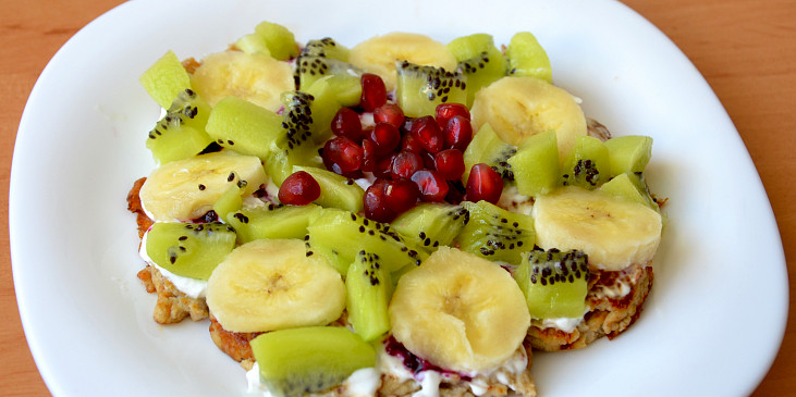 Lehká letní snídaně s příchutí banánu (Varianta s banánem, kiwi a granátovým jablkem.)