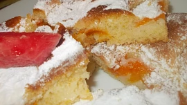 Křehká letní bublanina s meruňkami a vaječným likérem