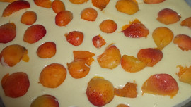 Křehká letní bublanina s meruňkami a vaječným likérem