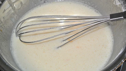 Letní ovocný koláč, Na vodní lázni rozmícháme smetanu, cukr, vejce a vanilkový pudink