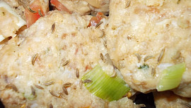 Masové placičky s patizonem, syrečkem  a ostrým přelivem