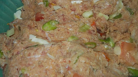 Masové placičky s patizonem, syrečkem  a ostrým přelivem