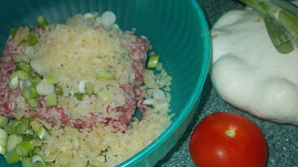 Masové placičky s patizonem, syrečkem  a ostrým přelivem