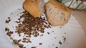 Mišošky (bulky s bigou), moja úchylka :-) semienok nikdy nie je dosť, preto ich prihodím k pečivku na plechu  - no a to chrumkanie - paráda!