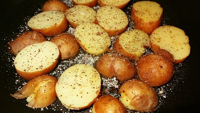 Omeleta s bramborem a uzeným, ... brambory lehce opečeme