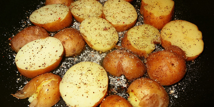 Omeleta s bramborem a uzeným (... brambory lehce opečeme)