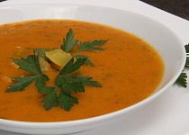 Ostrá cuketová curry polévka