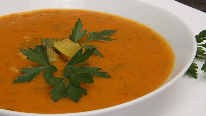Ostrá cuketová curry polévka