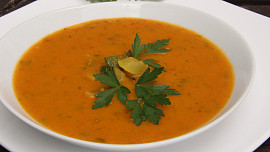 Ostrá cuketová curry polévka