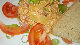 Ostré lečo s cuketou, ostřejší klobásou (nebo čabajkou), rajčaty a paprikami