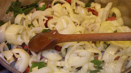 Ostré lečo s cuketou, ostřejší klobásou (nebo čabajkou), rajčaty a paprikami