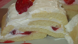 Osvěžující roláda  s tvarohem, lučinou a jahodami