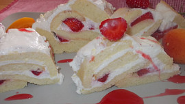 Osvěžující roláda  s tvarohem, lučinou a jahodami