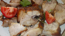 Pečené vepřové ocásky ve vinné  marinádě  se špenátem