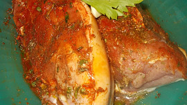 Pečené vepřové ocásky ve vinné  marinádě  se špenátem