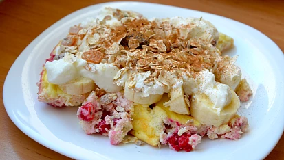 Pečený tvaroh s rybízem nebo jiným ovocem, Jak jsem si jej naservírovala k snídani - s banánem, musli, jogurtem a skořicí :)