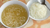 Polévka z uzeného kuřecího stehna
