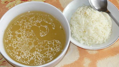 Polévka z uzeného kuřecího stehna
