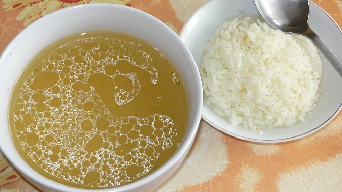 Polévka z uzeného kuřecího stehna