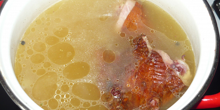 Polévka z uzeného kuřecího stehna