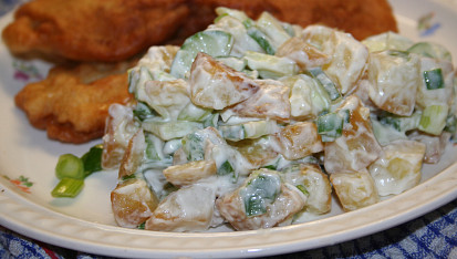 Přílohový salát z opečených brambor