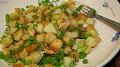 Přílohový salát z opečených brambor