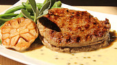 Rib eye steak s omáčkou z pečeného česneku (medium - medium rare)